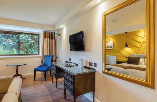 Ipswich Hotel | Unwind in Ipswich: Spa, Pool, Gardens & Walkable Waterfront Access