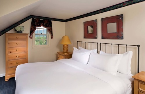 Manchester Hotel | Unwind in Luxury: Elegant 4BR House for Relaxation | Pool | Bar | Restaurant