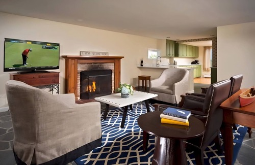Manchester Hotel | Unwind in Luxury: Elegant 4BR House for Relaxation | Pool | Bar | Restaurant