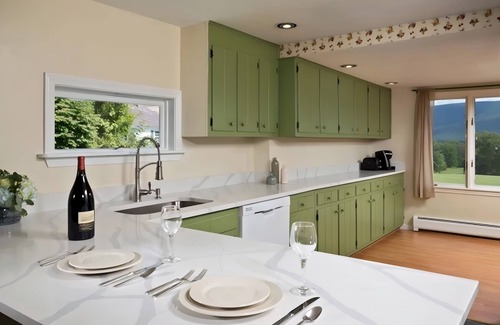 Manchester Hotel | Unwind in Luxury: Elegant 4BR House for Relaxation | Pool | Bar | Restaurant