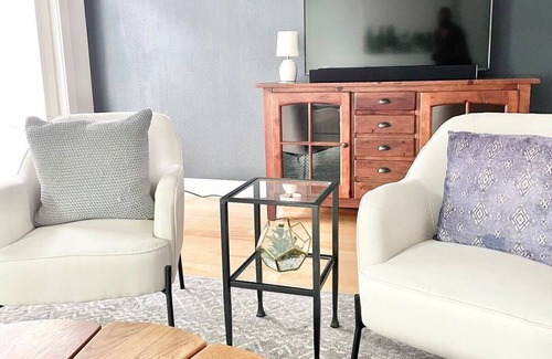 North Austin Civic Association House | Unwind in Style: North Austin Cozy Family Retreat
