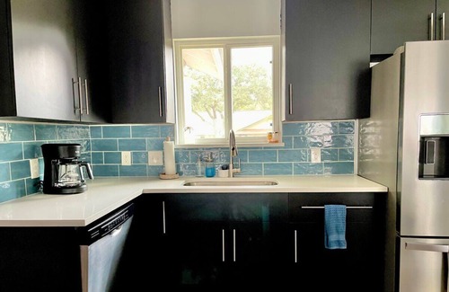 North Austin Civic Association House | Unwind in Style: North Austin Cozy Family Retreat