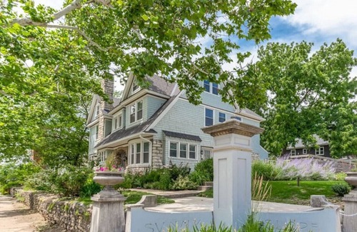 South Hyde Park House | Unwind in Style! Spacious 6BR/6BA Mansion Near Top KC Sites
