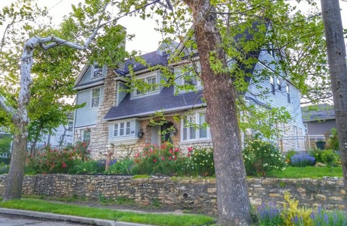 South Hyde Park House | Unwind in Style! Spacious 6BR/6BA Mansion Near Top KC Sites