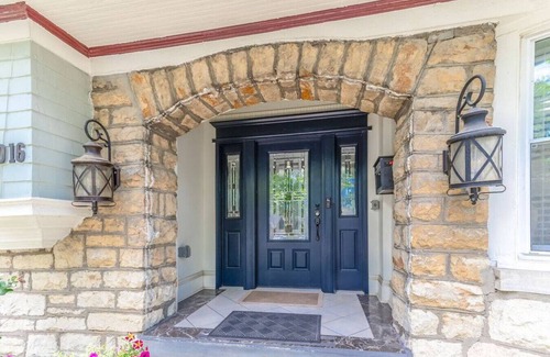South Hyde Park House | Unwind in Style! Spacious 6BR/6BA Mansion Near Top KC Sites