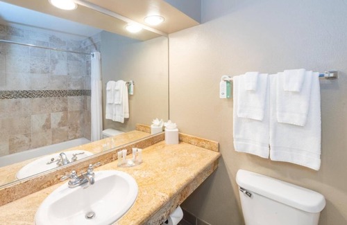 Rancho Santa Fe Hotel | Unwind in Style w/Golf Course Views, Spa Access & Sparkling Pool l 3 Rooms
