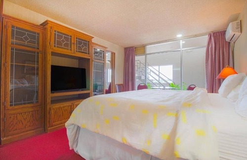 Liberal Hotel | Unwind King Unit! Free Parking And Pets Welcome Just Minutes From The Airport