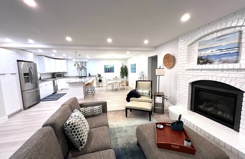 Regional District of Nanaimo Apartment | UNWIND Q.B. New Deluxe 950 sq ft 1 Bedroom Garden Suite -Separate Entrance