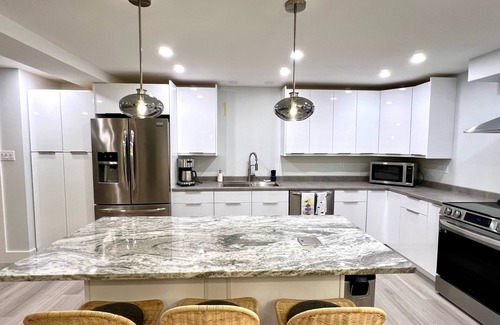 Regional District of Nanaimo Apartment | UNWIND Q.B. New Deluxe 950 sq ft 1 Bedroom Garden Suite -Separate Entrance