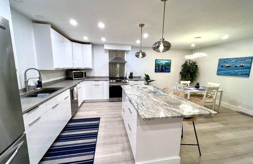 Regional District of Nanaimo Apartment | UNWIND Q.B. New Deluxe 950 sq ft 1 Bedroom Garden Suite -Separate Entrance