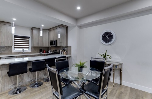 Southwest Edmonton House | UofA King BDR Family Getaway