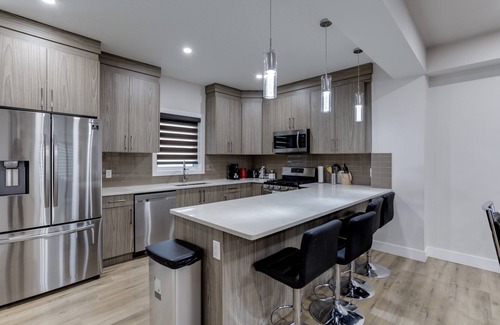 Southwest Edmonton House | UofA King BDR Family Getaway