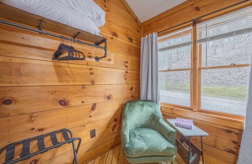 Dahlonega Cabin | Up Country - Creekside - Hot Tub - Close to Wineries & Town