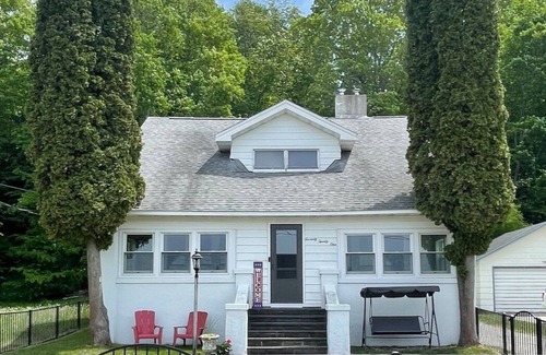 Beulah Cottage | Up North Cottage: Swim Crystal Lake, Dine Downtown Beulah, Ski Crystal Mountain