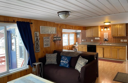 Hope Cottage | Up North Retreat - hot tub - pool table -arcade- darts- fire pits