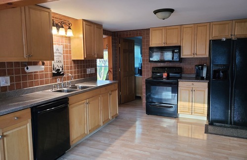 Hope Cottage | Up North Retreat - hot tub - pool table -arcade- darts- fire pits