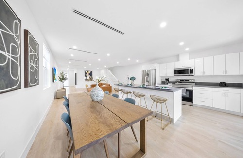 Allapattah Villa | Up to 12 guests! Modern Villa in Wynwood