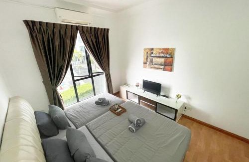 Taman Bukit Mewah Apartment | Up to 9 Person, Next to Paradigm Mall's new Theme park, Escape JB