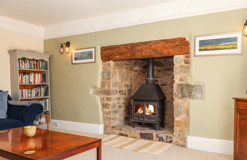 Worlington Cottage | UPCOTT FARM, pet friendly, with hot tub in Morchard Bishop
