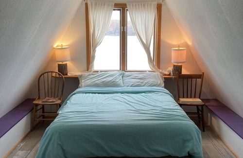 The Archipelago Cottage | Updated family cottage, quiet lake - 2hrs from GTA