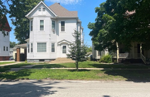 Bloomington Apartment | Updated 1 Bedroom Apartment Near Downtown
