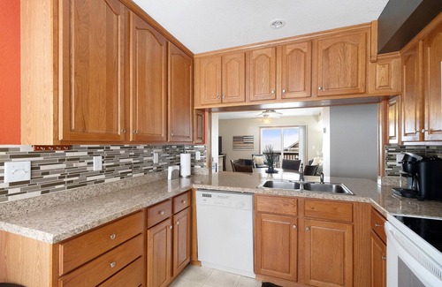 Morgantown House | Updated-100Mbps-Smart TV-3 TVs-Full Kitchen-W/D