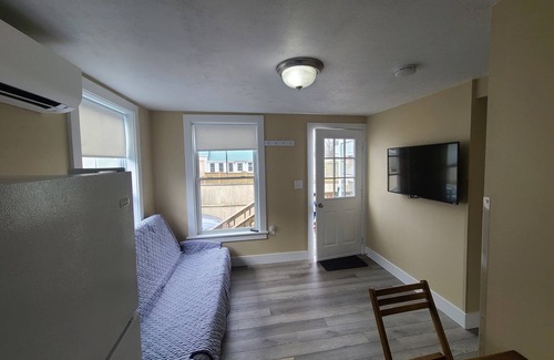 Old Orchard Beach Cottage | Updated 2 BD cottage. 10 min walk to Pier & Beach sleeps 5