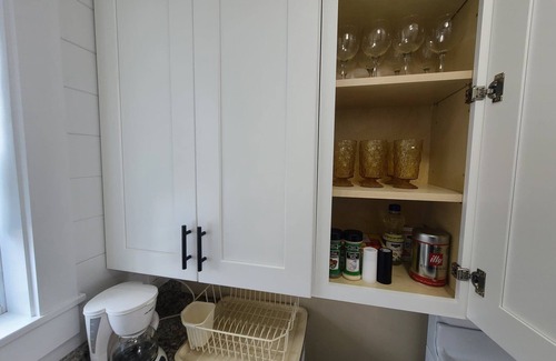 Old Orchard Beach Cottage | Updated 2 BD cottage. 10 min walk to Pier & Beach sleeps 5
