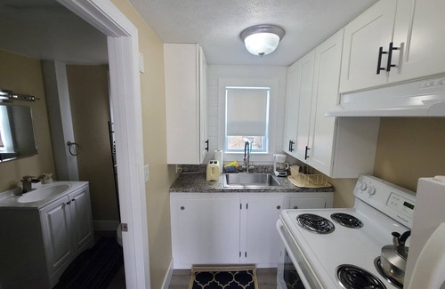 Old Orchard Beach Cottage | Updated 2 BD cottage. 10 min walk to Pier & Beach sleeps 5