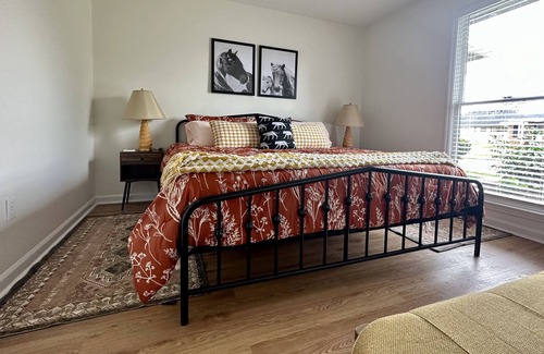 Lexington House | Updated! 2 Bedroom retreat in desireable Hartland area. Patio & fenced yard!