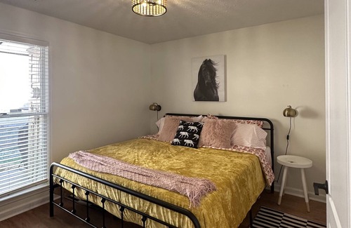 Lexington House | Updated! 2 Bedroom retreat in desireable Hartland area. Patio & fenced yard!