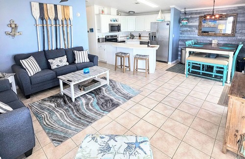 Cudjoe Key Cottage | Updated 2BR,2BA w KING Master,35' SeaWall-Bikes,Kayaks, SUPs, Washer,Dryer!