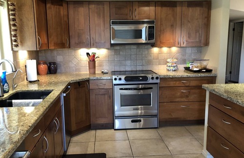 Cottonwood House | Updated 2BR end unit townhome, 10th tee box with water view and wrap around deck