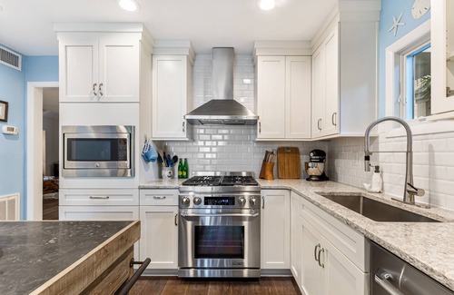 Spinnaker Beachhouses House | Updated, 3BR End Unit Spinnaker w/Beach Boardwalk Access Across Street! Amenity Cards!