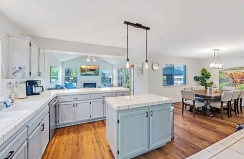 Geyserville House | Updated 5 BR house w/hot tub - 5 min walk to downtown!