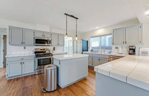 Geyserville House | Updated 5 BR house w/hot tub - 5 min walk to downtown!