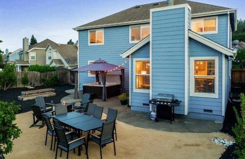 Geyserville House | Updated 5 BR house w/hot tub - 5 min walk to downtown!