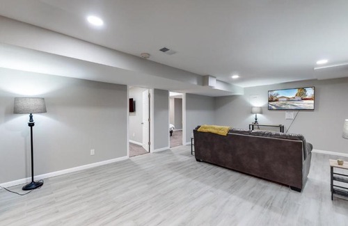 Windsor House | Updated 6 King Bed Home Large Yard 4 TV & Garage