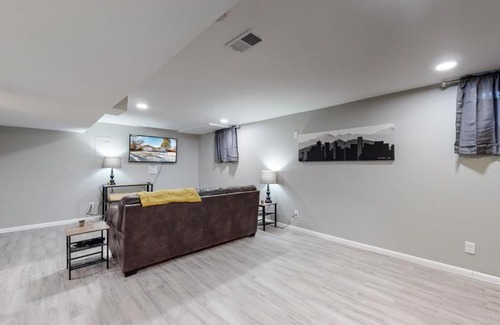 Windsor House | Updated 6 King Bed Home Large Yard 4 TV & Garage