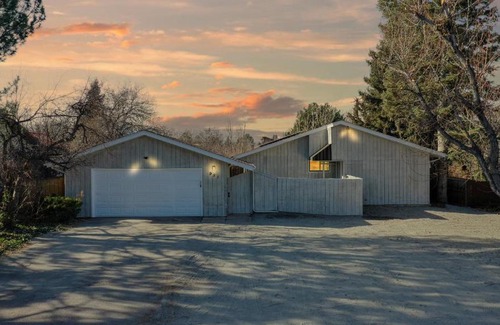 Windsor House | Updated 6 King Bed Home Large Yard 4 TV & Garage