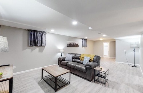 Windsor House | Updated 6 King Bed Home Large Yard 4 TV & Garage