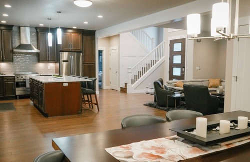 Washougal House | Updated and Modern Family Stay, Gateway to The Columbia River Gorge!