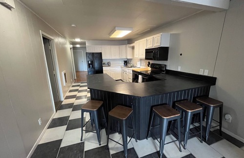 Miller Apartment | Updated apartment on Main Street! Easy access to bars, restaurants, & shopping!