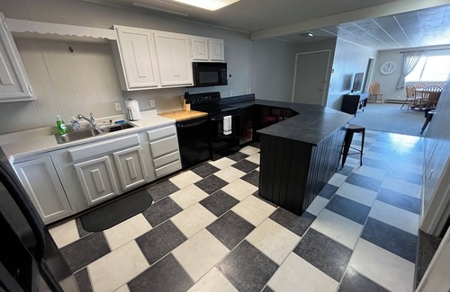 Miller Apartment | Updated apartment on Main Street! Easy access to bars, restaurants, & shopping!
