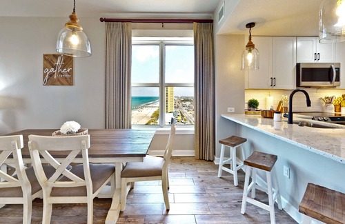 Panama City Beach Hotel | Updated beachfront corner unit w/amazing views @ Grand Panama Resort! sleeps 10!