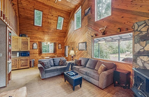 Bandon Cabin | Updated Cabin in a Secluded Area - Minutes from Beach & Town