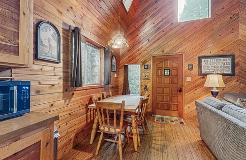 Bandon Cabin | Updated Cabin in a Secluded Area - Minutes from Beach & Town