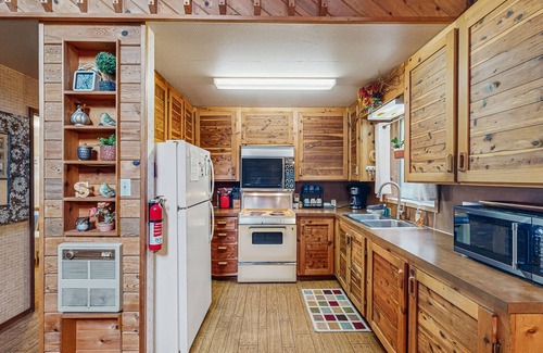 Bandon Cabin | Updated Cabin in a Secluded Area - Minutes from Beach & Town