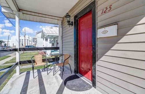 New Iberia Villa | Updated Cottage, pet friendly, full equipped home.
