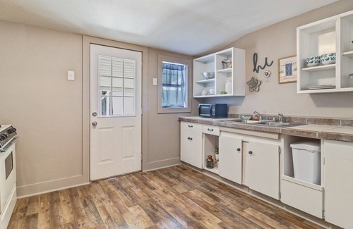New Iberia Villa | Updated Cottage, pet friendly, full equipped home.